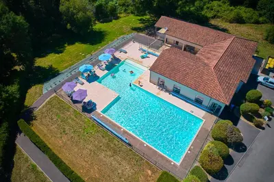 Piscine de l'établissement FranceComfort - L'Aveneau Vieille Vigne ou située à proximité