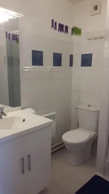 Salle de bains dans l'établissement Le Cosy de Tasdon