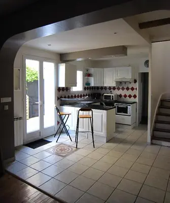 Cuisine ou kitchenette dans l'établissement Maison de charme à La Rochelle
