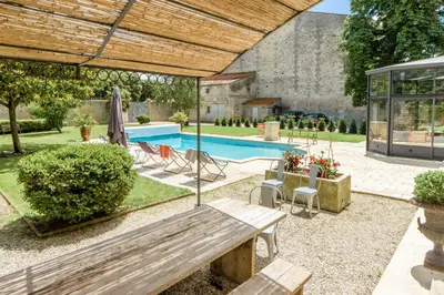 Piscine de l'établissement L'esprit du 8 ou située à proximité