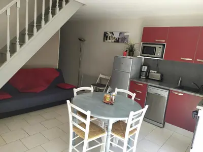 Cuisine ou kitchenette dans l'établissement Gîte agréable et tout équipé La Rochelle