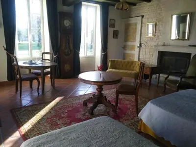 Coin salon dans l'établissement Le Logis de Vallans