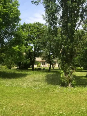 Jardin de l'établissement Le Logis de Vallans