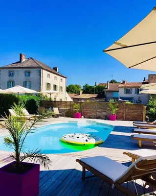 Piscine de l'établissement Maison Hirondelles Gîtes ou située à proximité