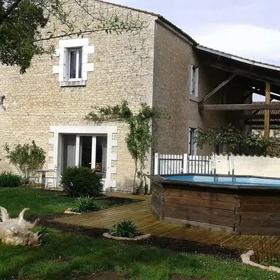 Piscine de l'établissement Le Logis de la Venise Verte ou située à proximité