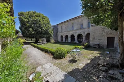 Jardin de l'établissement Le prieuré Saint Barthélémy