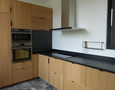 Cuisine ou kitchenette dans l'établissement Maison En Ville