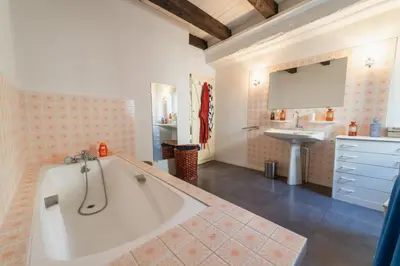 Salle de bains dans l'établissement Le Moulin de Giroir