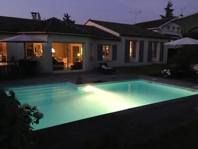 Piscine de l'établissement La Maison des Eaux Claires ou située à proximité