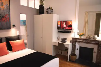 Télévision ou salle de divertissement dans l'établissement L'Art Studio hyper centre