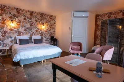 Un ou plusieurs lits dans un hébergement de l'établissement Logis Hôtel Restaurant La Châtellenie