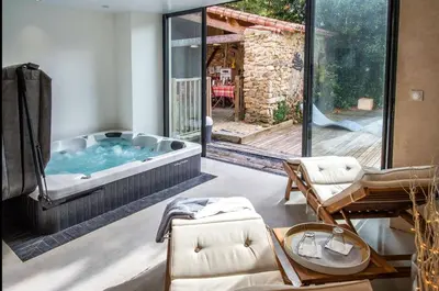 Piscine de l'établissement La Maison Arouet ou située à proximité