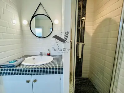 Salle de bains dans l'établissement L'Authentique - Situé en face des thermes et tout proche du coeur de ville