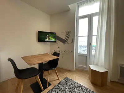 Télévision ou salle de divertissement dans l'établissement L'Authentique - Situé en face des thermes et tout proche du coeur de ville