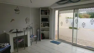 Bibliothèque dans la maison de vacances
