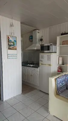 Cuisine ou kitchenette dans l'établissement les pieds dans l'eau