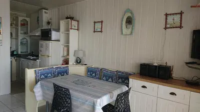Cuisine ou kitchenette dans l'établissement les pieds dans l'eau