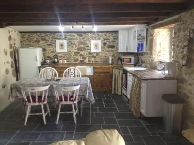 Cuisine ou kitchenette dans l'établissement Le Jolie Grenier a Foin