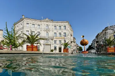 Piscine de l'établissement Hôtel François Premier Cognac Centre ou située à proximité