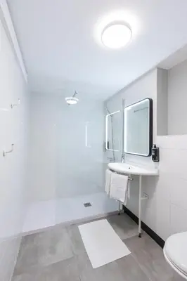 Salle de bains dans l'établissement ibis budget Angoulême Centre