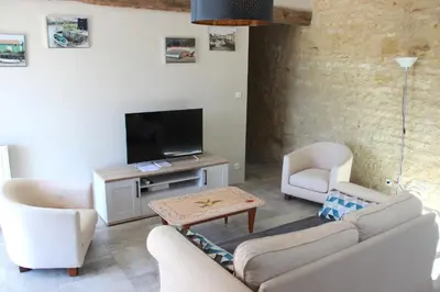 Télévision ou salle de divertissement dans l'établissement La Bénetière