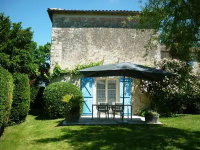 Jardin de l'établissement Gîte Le Logis de Faugerit