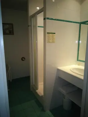 Salle de bains dans l'établissement Hôtel du Donjon