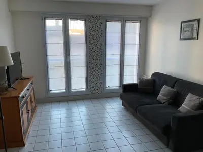 Coin salon dans l'établissement Appartement centre ville près du port avec parking et wifi