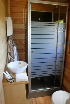 Salle de bains dans l'établissement les roulottes de dilou Cerise