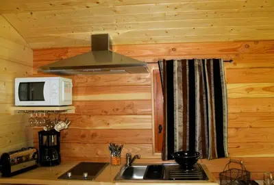 Cuisine ou kitchenette dans l'établissement les roulottes de dilou Cerise