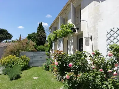 Jardin de l'établissement Varzay autour du puits