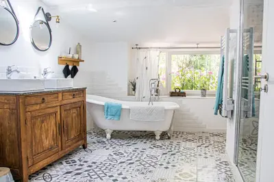 Salle de bains dans l'établissement Varzay autour du puits