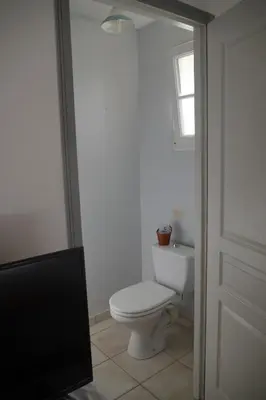 Salle de bains dans l'établissement Les Lavandières