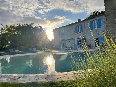 Piscine de l'établissement Logis Saint Léonard ou située à proximité