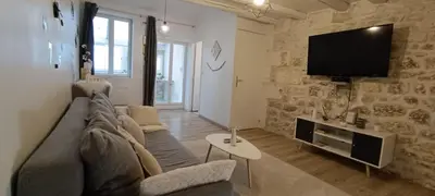 Télévision ou salle de divertissement dans l'établissement La Saint-Roch