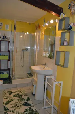 Salle de bains dans l'établissement Les remparts d'Angoulême