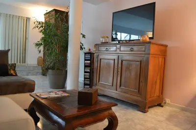 Télévision ou salle de divertissement dans l'établissement Les remparts d'Angoulême