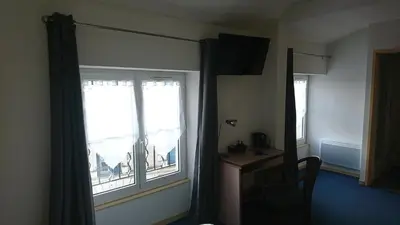 Télévision ou salle de divertissement dans l'établissement Hôtel Les Deux Porches
