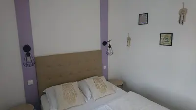 Un ou plusieurs lits dans un hébergement de l'établissement Hôtel Les Deux Porches