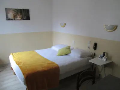 Un ou plusieurs lits dans un hébergement de l'établissement Logis Hôtel Beauséjour