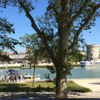 Vue exceptionnelle sur les Tours ! Charme et tranquillité