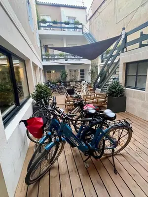 Vélo sur le terrain de l'établissement Hotel de Paris ou dans les environs