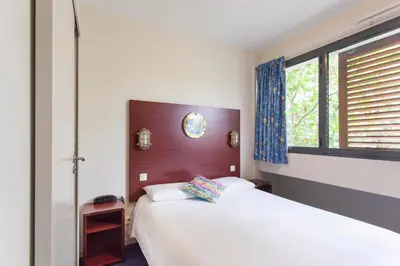 Un ou plusieurs lits dans un hébergement de l'établissement Hôtel Les Gens de Mer La Rochelle