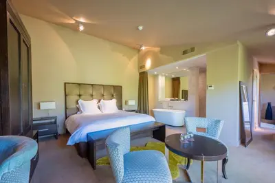 Un ou plusieurs lits dans un hébergement de l'établissement Hotel Ligaro - Jarnac