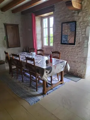 Télévision ou salle de divertissement dans l'établissement Maison charmante à Antezant-la-Chapelle avec jardin