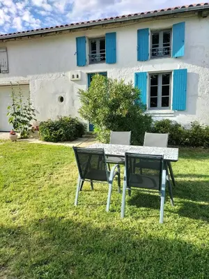 Jardin de l'établissement Maison charmante à Antezant-la-Chapelle avec jardin