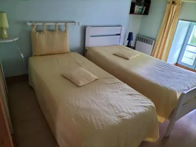 Un ou plusieurs lits dans un hébergement de l'établissement Maison charmante à Antezant-la-Chapelle avec jardin