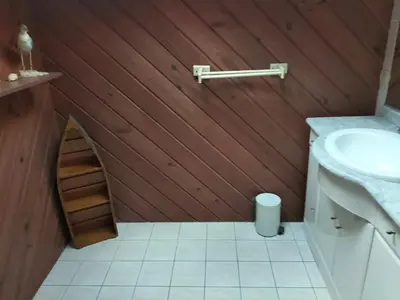 Salle de bains dans l'établissement Maison charmante à Antezant-la-Chapelle avec jardin