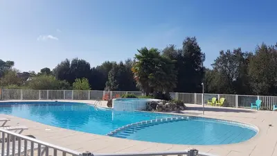 Piscine de l'établissement Les Chênes verts ou située à proximité
