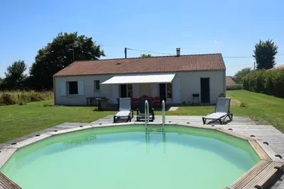Piscine de l'établissement Le HAMEAU 1936 Gîte des Milanaïs ou située à proximité